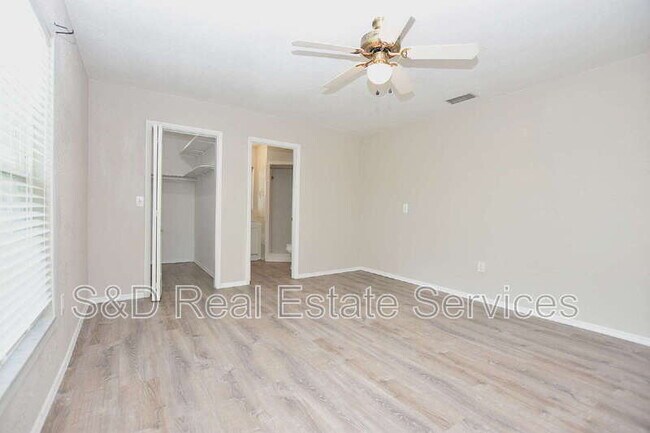 Building Photo - 561 Lake Bonny Dr E