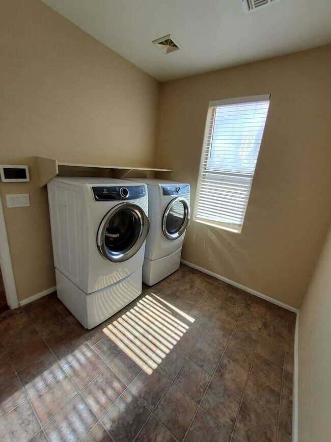 Building Photo - 43172 W Rio Bravo Dr