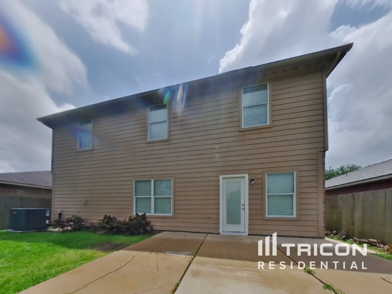 Building Photo - 2123 Golden Topaz Dr