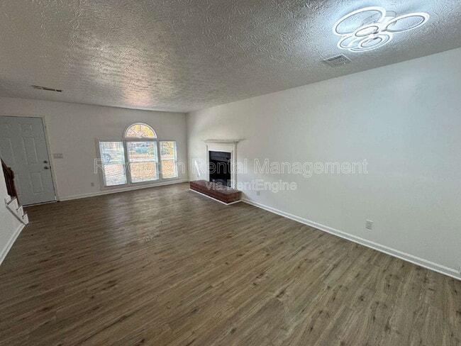 Building Photo - 1301 Sweet Pine Dr