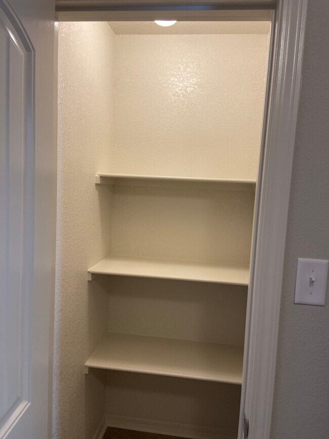 Building Photo - Pre-Leasing Now | Open-Concept 3-Bedroom Home in Fairview Haven
