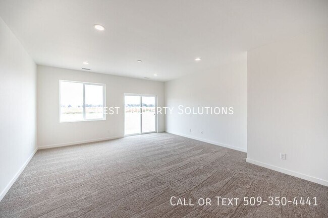 Building Photo - 164 E Montmorency-A