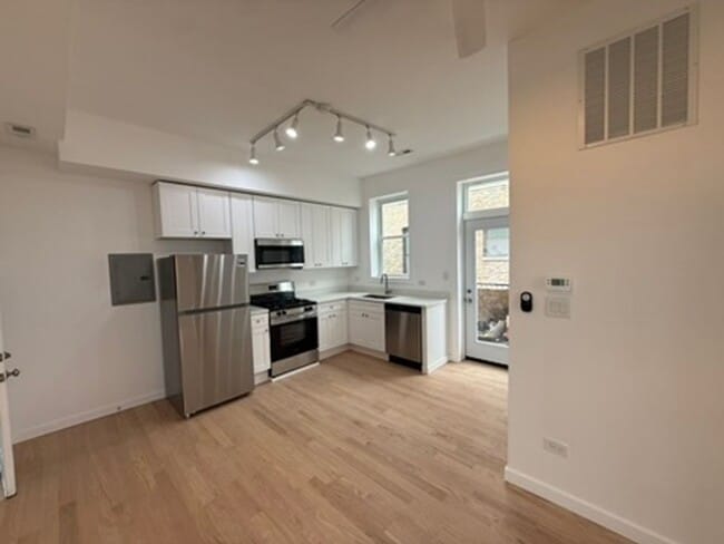Building Photo - 1634 W 21st St