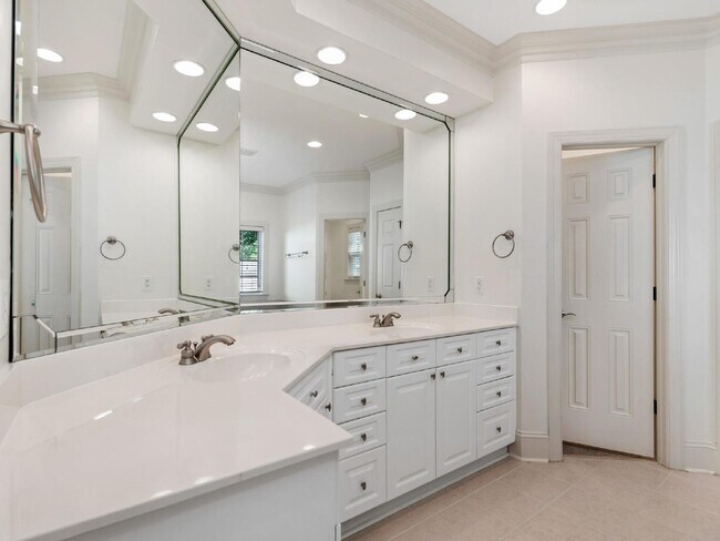 Building Photo - Super cute bungalow in Chantilly with rocking chair front porch!