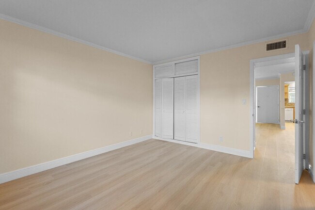 Building Photo - 1965 SE 5th Ct