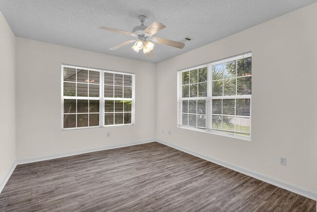Building Photo - 1202 E Waldburg St