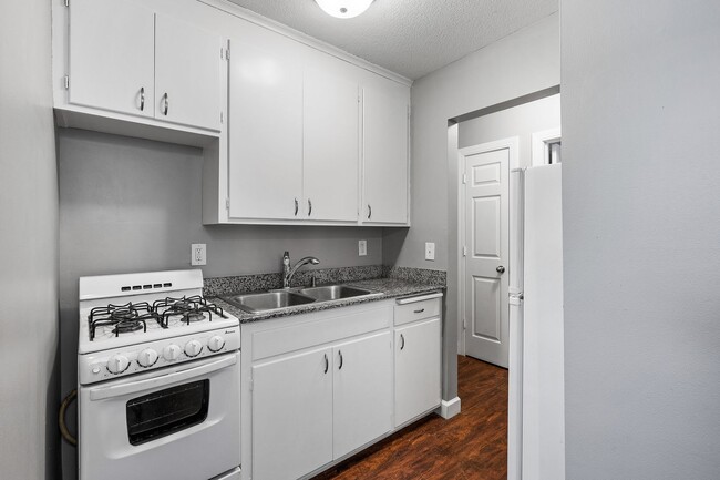Building Photo - Spacious 1BR/1Bath apartment available Now!