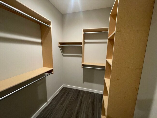 Building Photo - 13544/46 Haskell