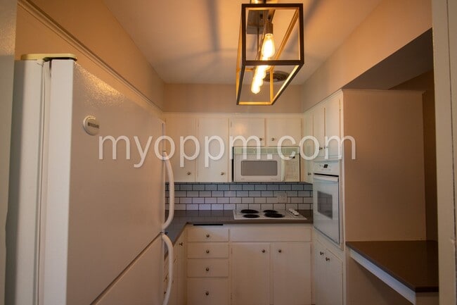 Building Photo - Spacious 4 Bed 2 Bath Home!