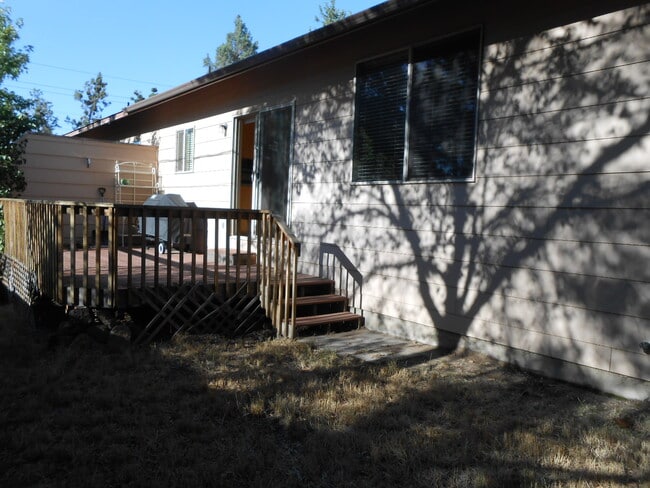 Building Photo - 1021 SW Crosscut Ct