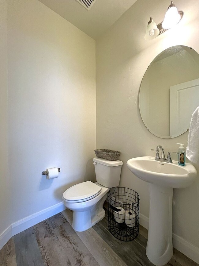 Building Photo - Welcome to this charming 3 bed 2.5 bath home just off Deer Flat and Linder Rd.