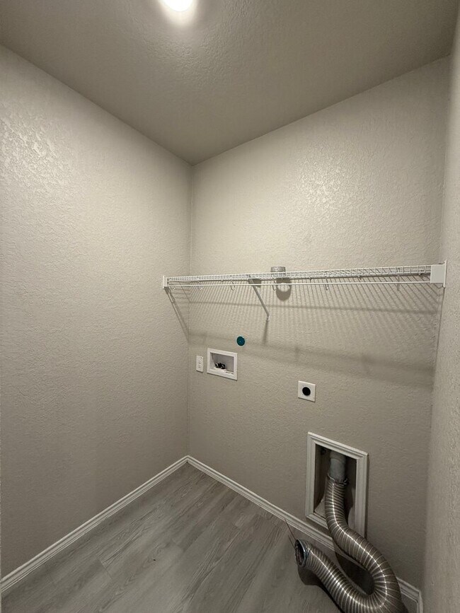 Building Photo - 4 Bedrooms, 2.5 Bathroom house with a huge back yard in New Braunfels!