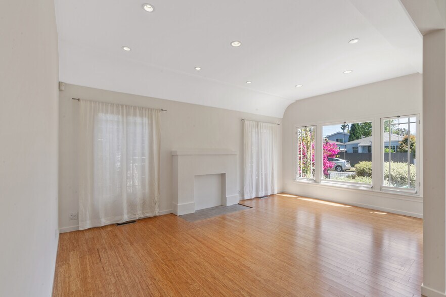Building Photo - 213 6th Ave