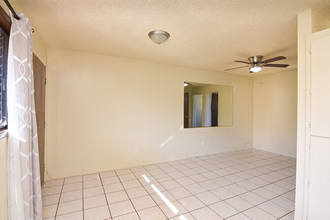Building Photo - 2 Bed / 1 Bath Apartment in Salt Lake – Great Location!