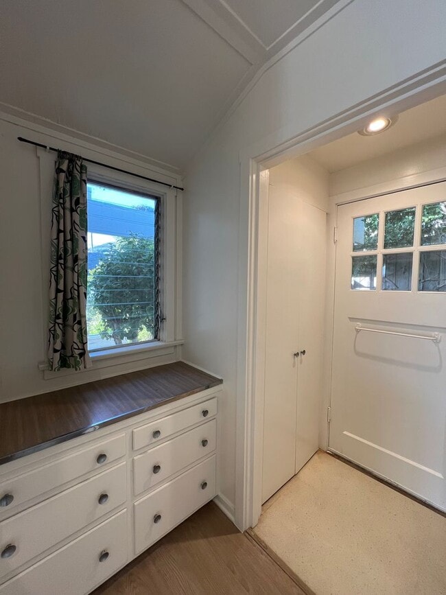 Building Photo - Laguna Beach Cottage Home 2 Bed 1 Bath