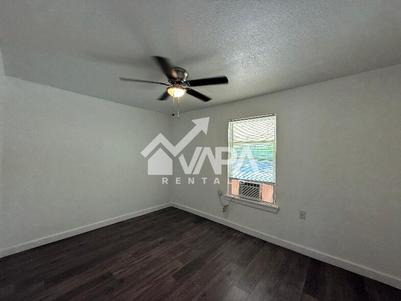 Building Photo - 135 E Burcham Ave