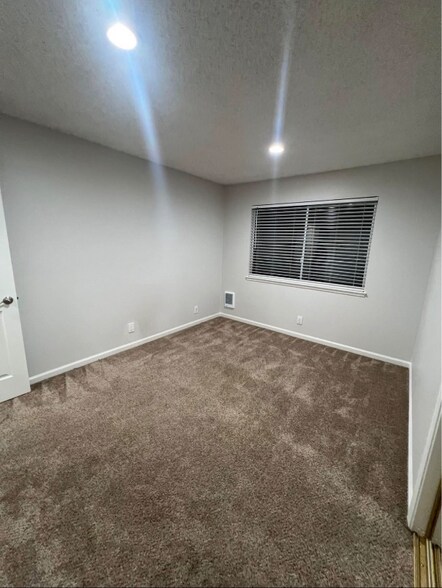 Building Photo - 14850 Oka Rd