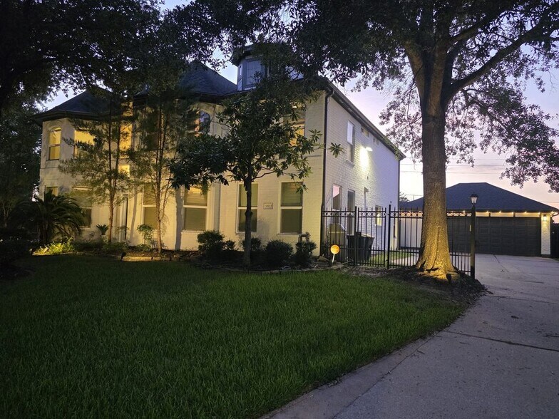 Building Photo - 9522 Champions Cove Dr