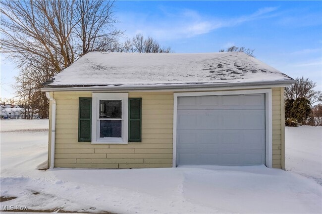 Building Photo - 650 E 250th St