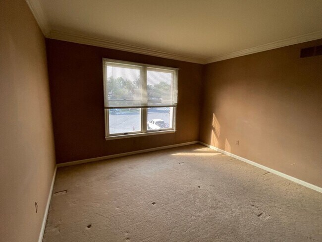 Building Photo - 727 Macphail Ct S