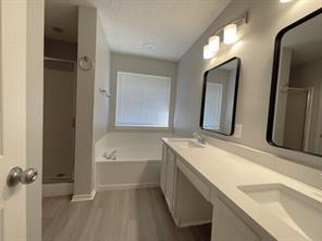 Building Photo - 10910 Red Cedar Dr