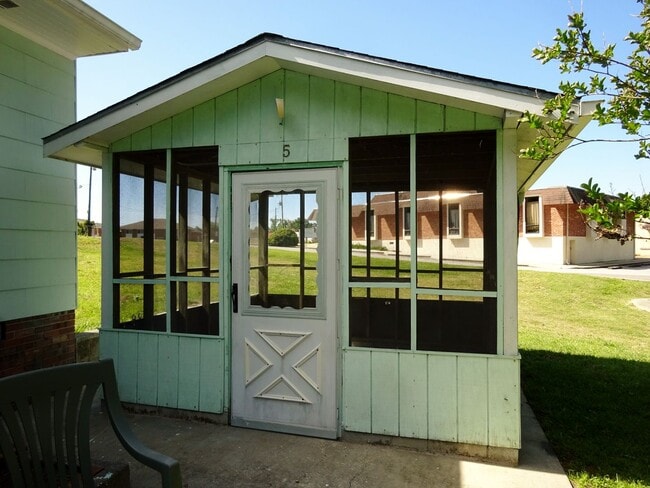 Building Photo - Lake Front Adorable Home!