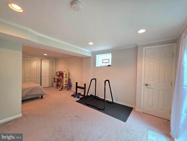 Building Photo - 10930 Howland Dr