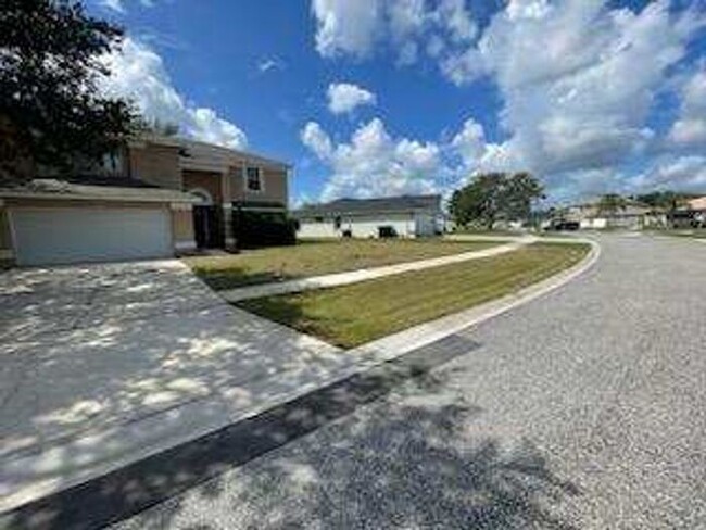 Building Photo - Large 4 Bedroom 2 & 1/2 Bath - 2 story Hom...