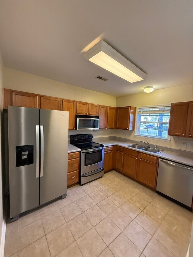 Building Photo - 3-bedroom 3.5 bath townhouse $500 off first month's rent