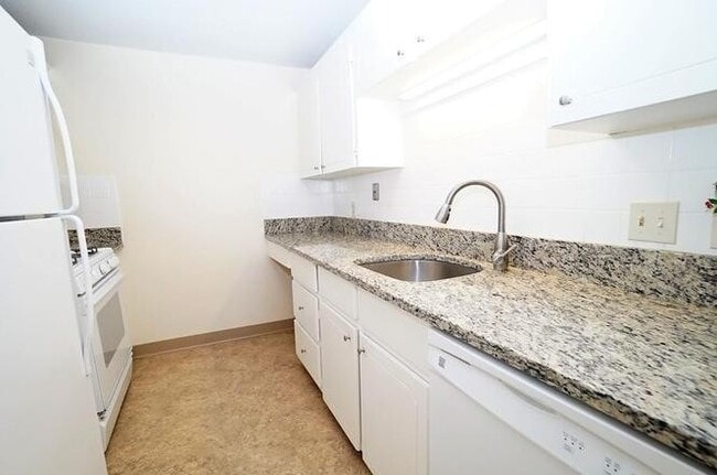 Building Photo - Spacious Condo with Parking, Heat/Hot Wate...