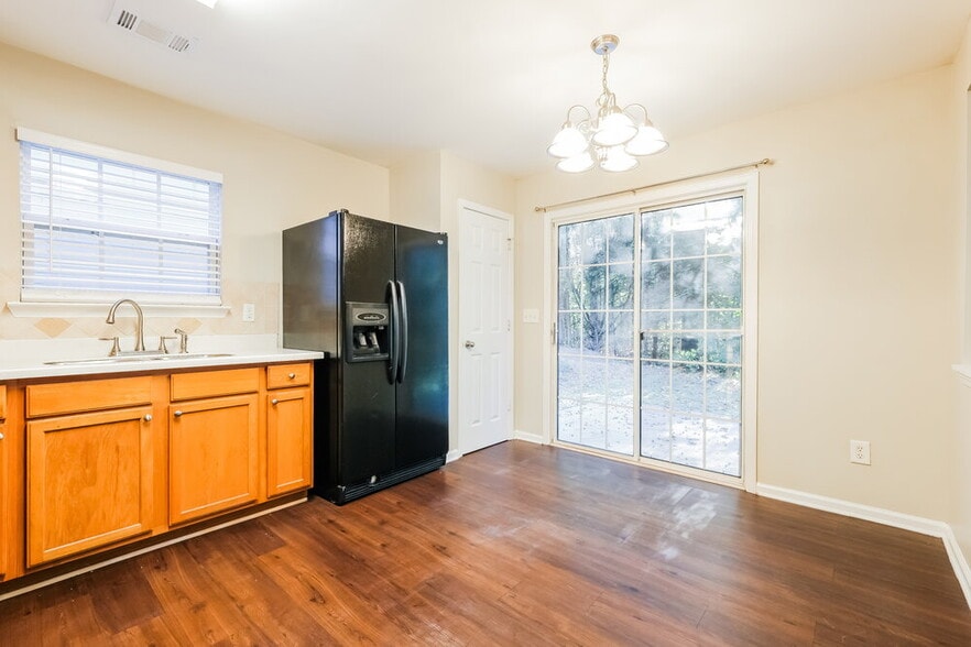 Building Photo - 2770 Mayfair Dr