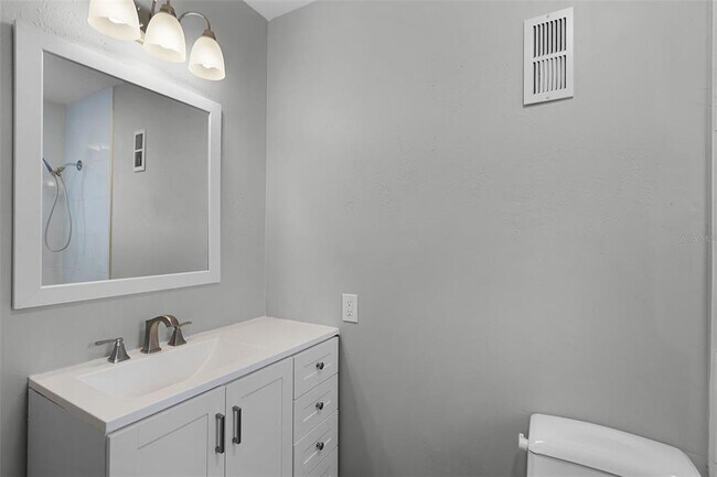 Building Photo - 1252 Villa Ln