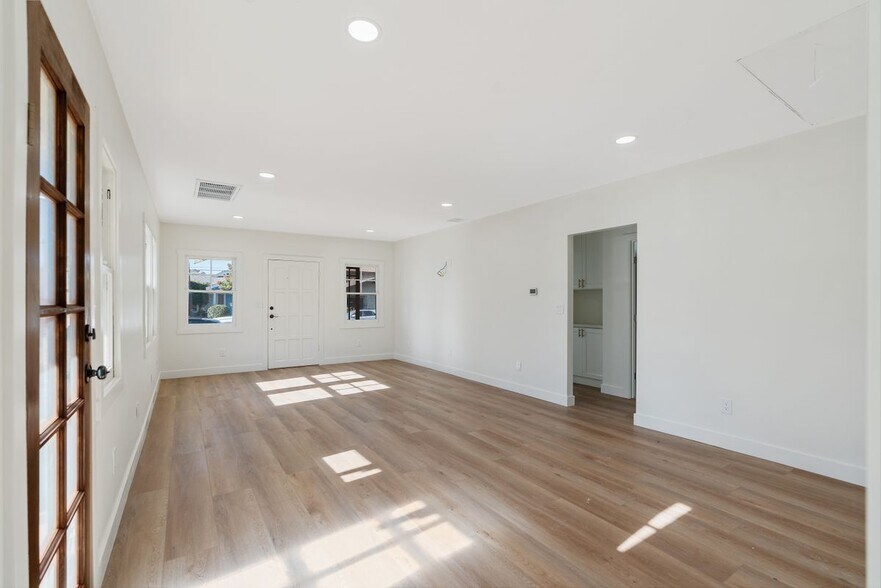 Building Photo - 744 Gladys Ave