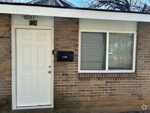 Building Photo - Charming 2-bedroom and 1-bathroom house lo...