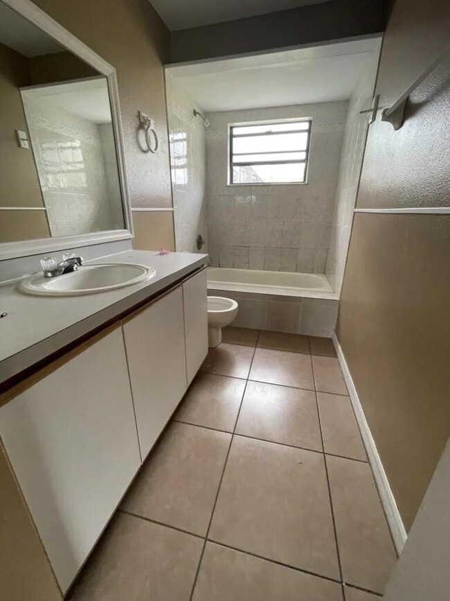Building Photo - 723 Dromedary Dr