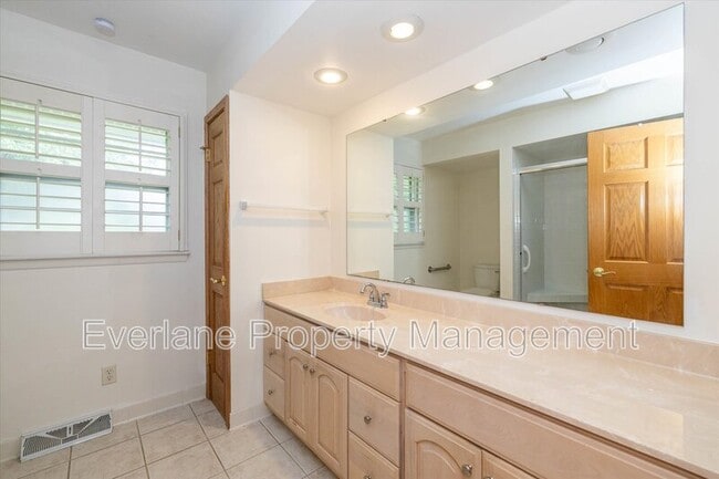 Building Photo - 647 Alwyne Rd