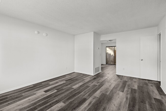 Building Photo - Cozy and Newly Renovated 3 Bedroom 1.5 Bat...