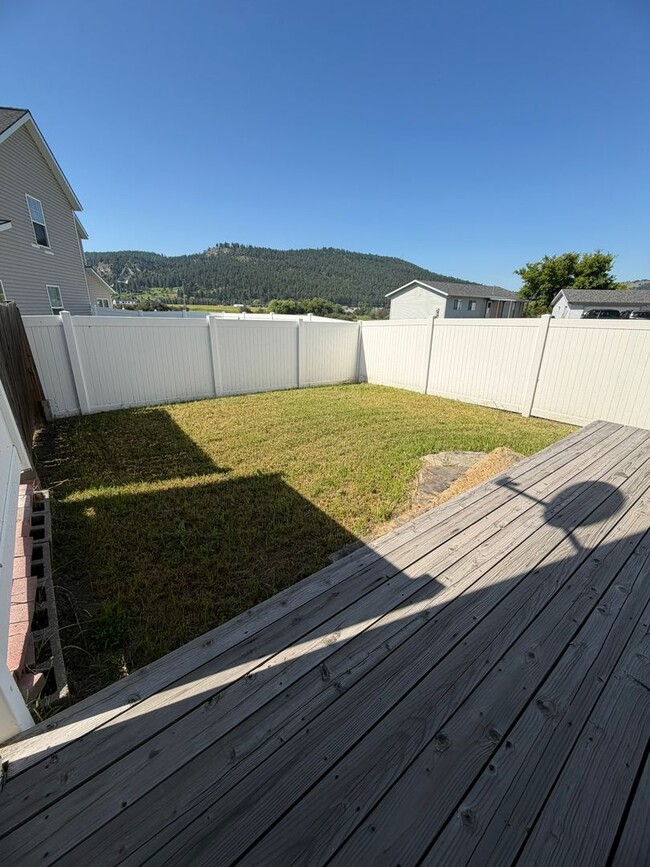 Building Photo - Charming 2-Story Townhome with Vaulted Ceilings