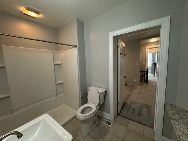 Building Photo - Available NOW! 3 Bed 2 Full Bath Townhome ...