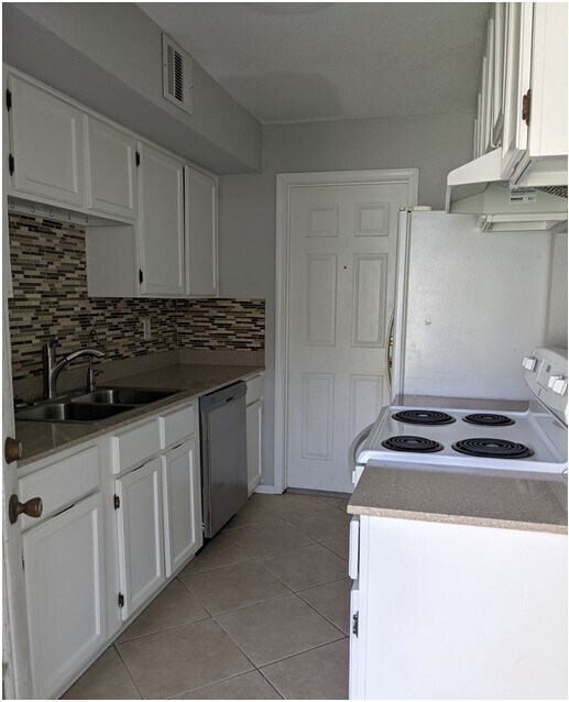 Kitchen - 10318 Colony Ct