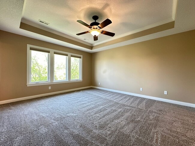 Building Photo - Astonishing 5 bedroom 3.5 Bath Home