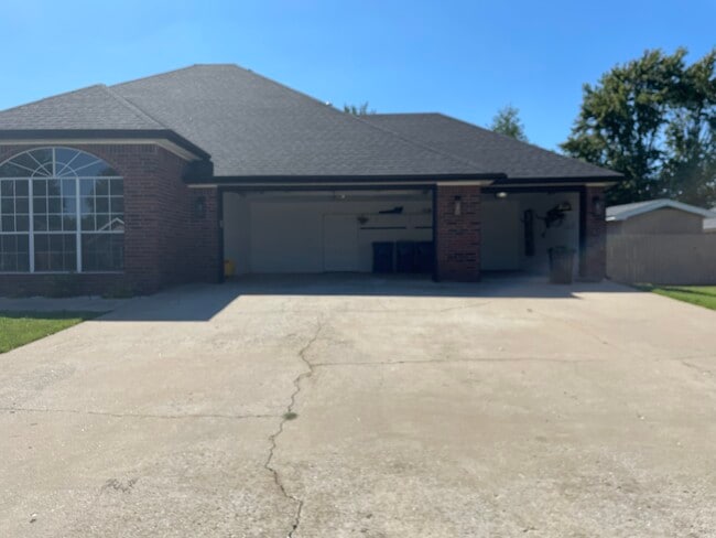 Building Photo - 602 Paradise Way