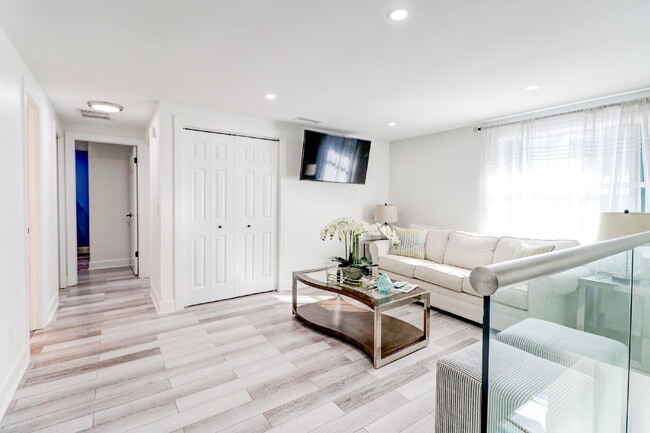 Building Photo - Fully Furnished 4-Bedroom Pool Home with Golf Course Views in Northdale