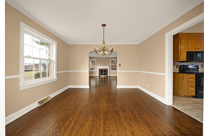 Building Photo - 109 W Poplar St