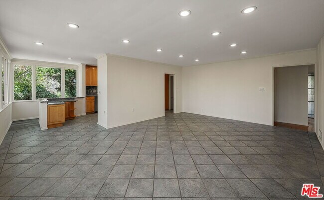 Building Photo - 9149 Hillsboro Dr