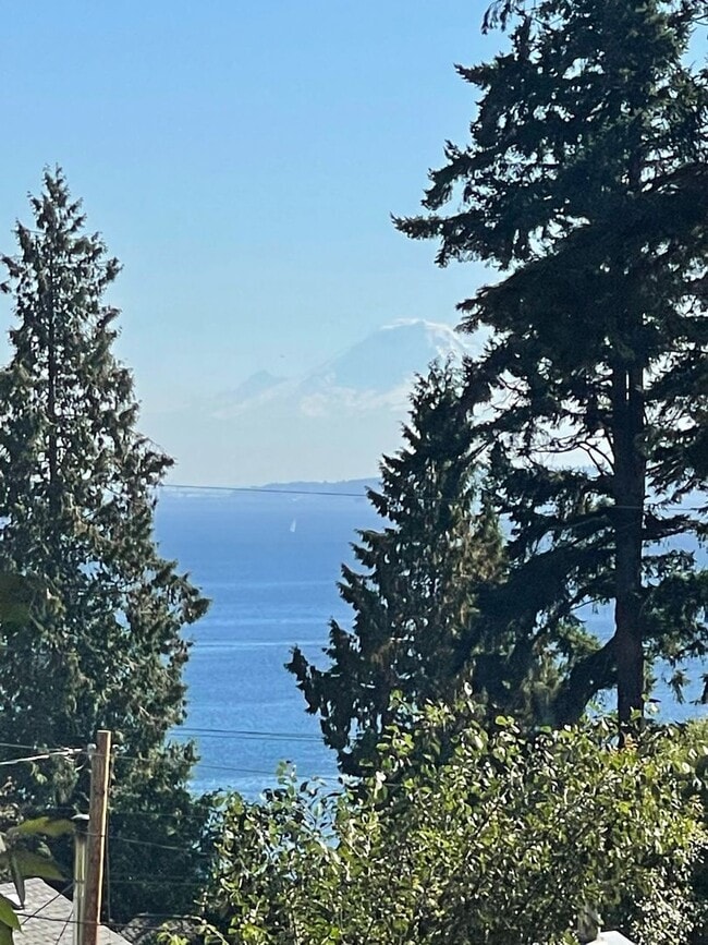 Building Photo - Absolutely Darling INDIANOLA cottage, full...