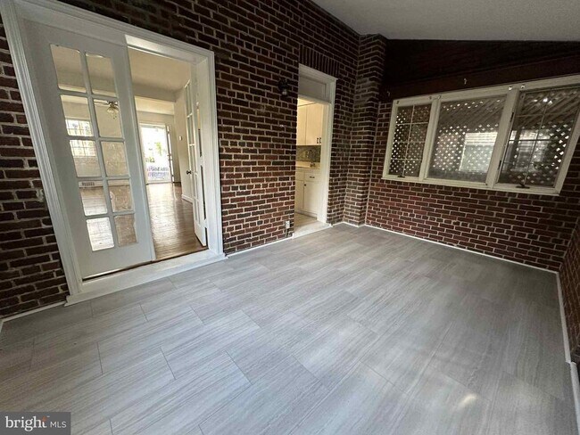 Building Photo - 3722 3rd St S
