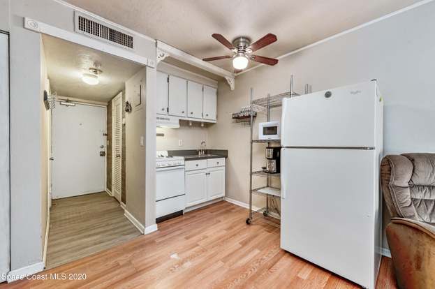 Building Photo - 221 Columbia Dr