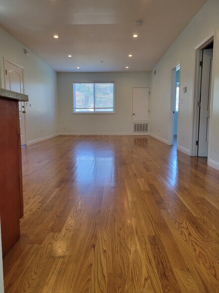 Building Photo - 613 4th Ln