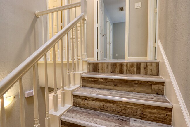 Building Photo - 317 Benjamin St